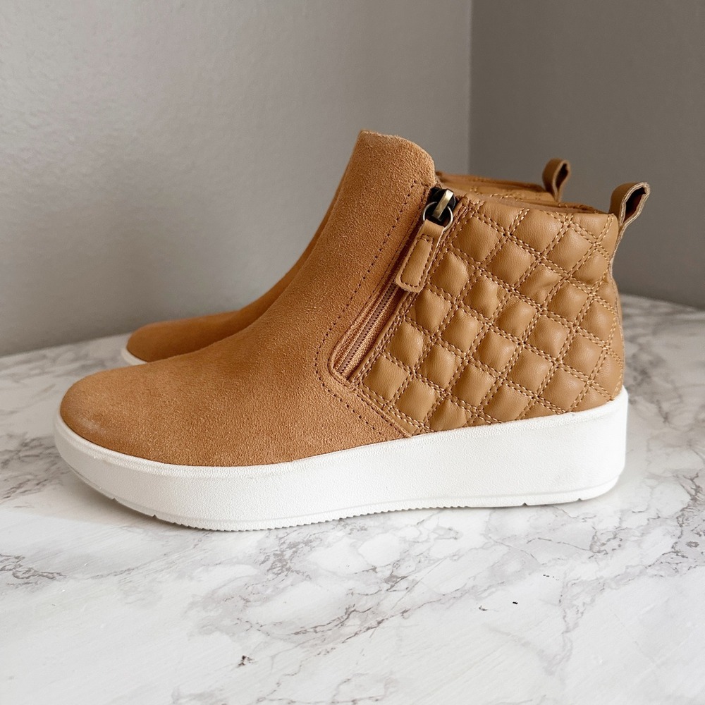 Clarks Layton Tan Quilted Suede Sporty Ankle Bootie Women's Size 9